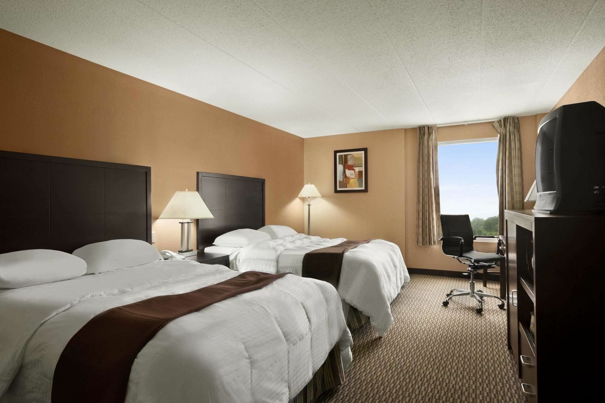 Quality Inn & Suites Cincinnati Exterior foto